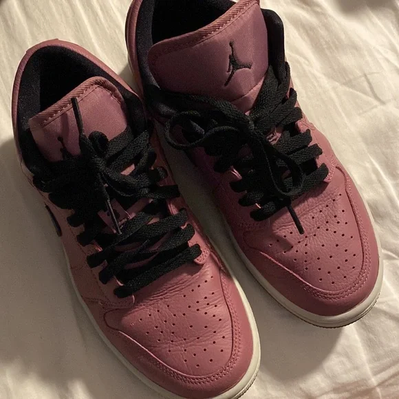 Air Jordan 1 Low - Picture 2 of 6